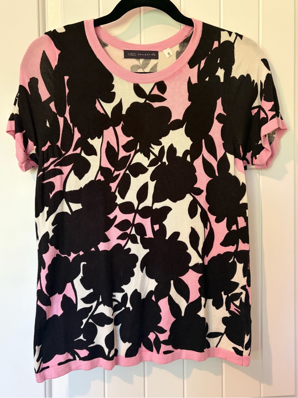Cute pink and black floral short sleeve sweater size small EUC